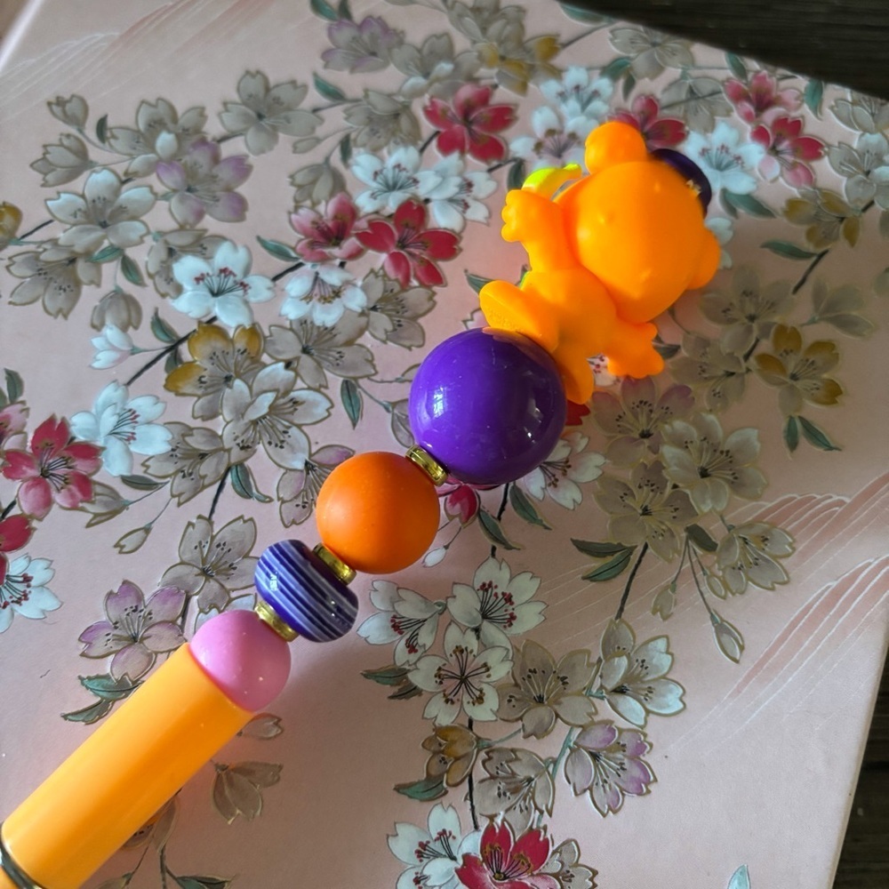Disney Doorables: The Muppets: Fozzie (blacklight) handmade beaded pen - Picture 3 of 3
